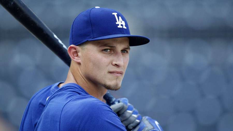 Giocatore di baseball in divisa Dodgers che tiene una mazza allo stadio — Corey Sfondi