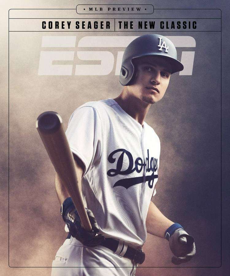 Baseballspieler Corey Seager in Dodgers-Uniform, der im Studioporträt einen Schläger hält. — Corey Bilder