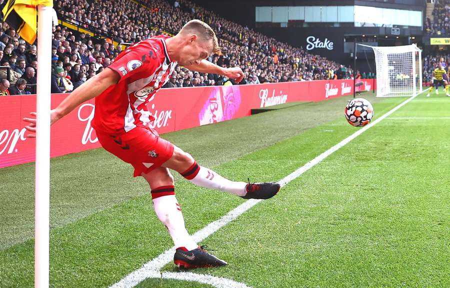 Fußballspieler in Rot tritt Ball nahe Eckfahne in vollem Stadion. — Corner Kick Wallpaper