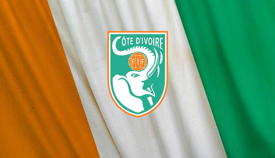Escudo de la selección de fútbol de Costa de Marfil en la bandera nacional con franjas naranja, blanca y verde. — Costa de Marfil Fondos de pantalla