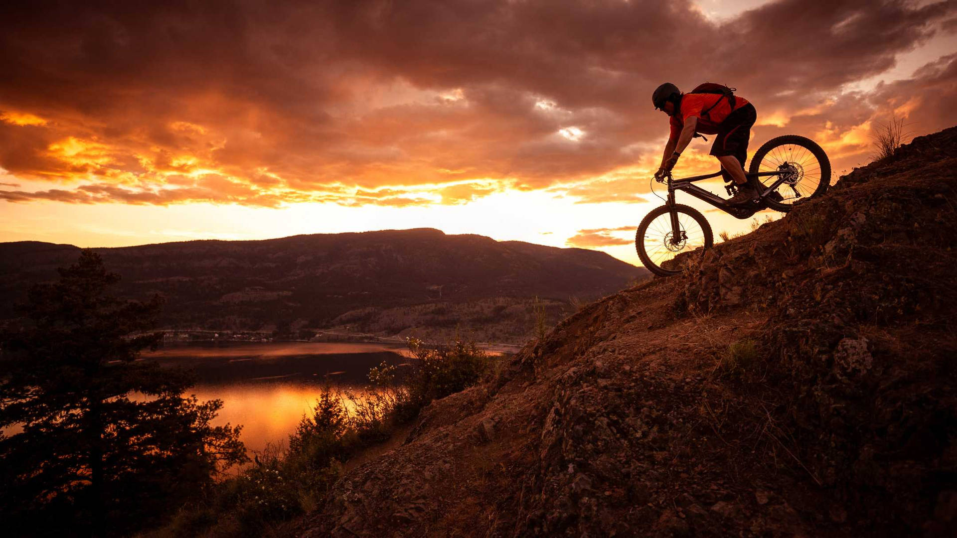 Coucher De Soleil Sur Les Montagnes Fond d'écran