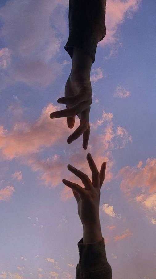 Zwei Hände, die nacheinander greifen vor einem Abendhimmel mit rosa und blauen Wolken. — Couple Hands Bilder
