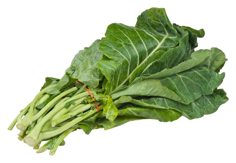 Maço fresco de vegetais verdes folhosos amarrados com faixa vermelha em fundo branco — Couve Papéis de Parede