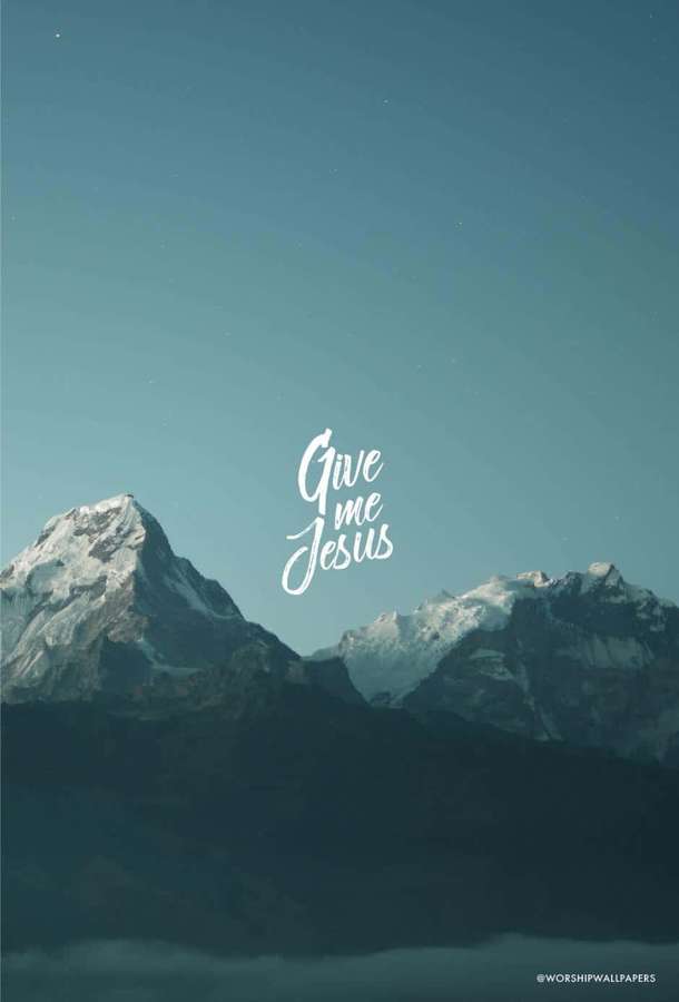 Cordilheira nevada sob um céu noturno azul-esverdeado com texto branco lendo Give me Jesus. — Cristã Papéis de Parede