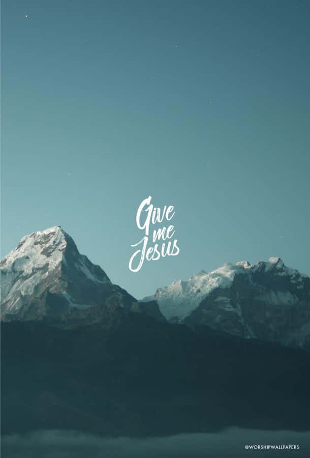 Cordilheira nevada sob um céu noturno azul-esverdeado com texto branco lendo Give me Jesus. — Cristã Papéis de Parede
