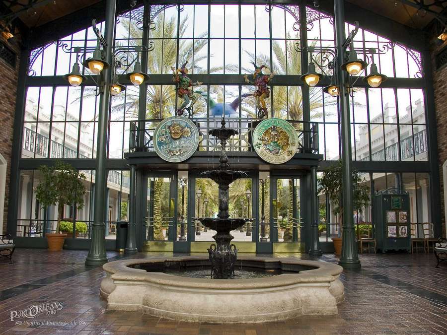 Gran fuente interior con palmeras visibles a través de ventanas de vidrio. — Cuarto Fondos de pantalla