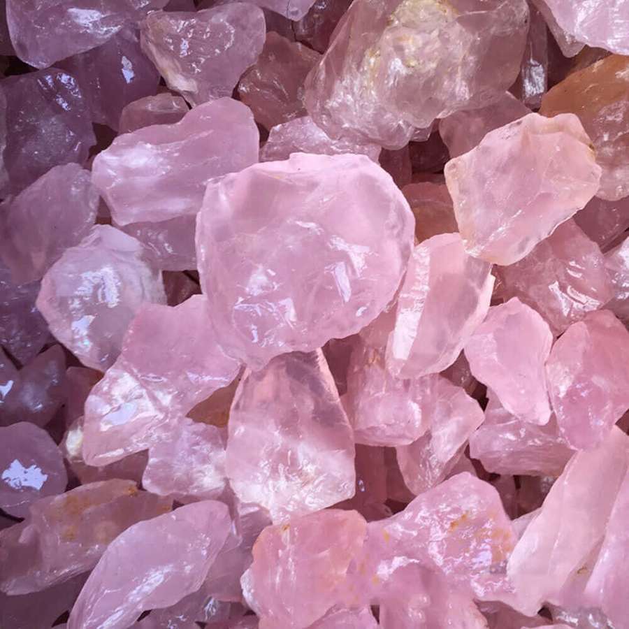 Primer plano de cristales de cuarzo rosa translúcidos con facetas naturales y suaves reflejos de luz. — Cuarzo rosa Fondos de pantalla