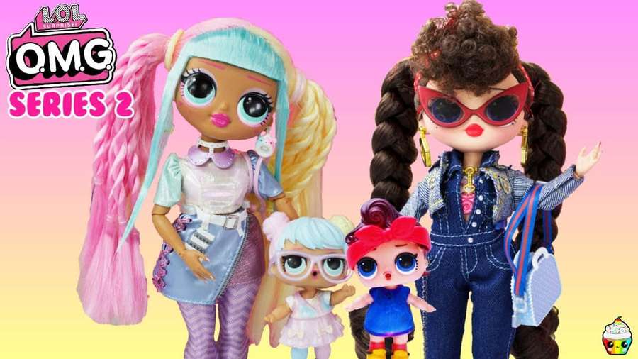 Fyra LOL Surprise OMG-dockor i färgglada outfits poserar tillsammans. — Cute Coloring Bilder