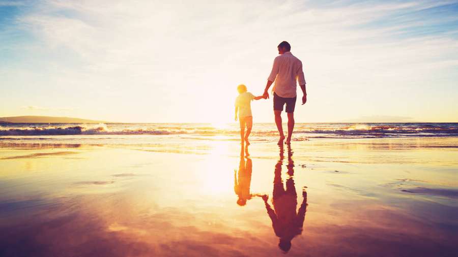 Far och barn går hand i hand på våt strand vid gyllene solnedgång. — Dad Bakgrundsbilder