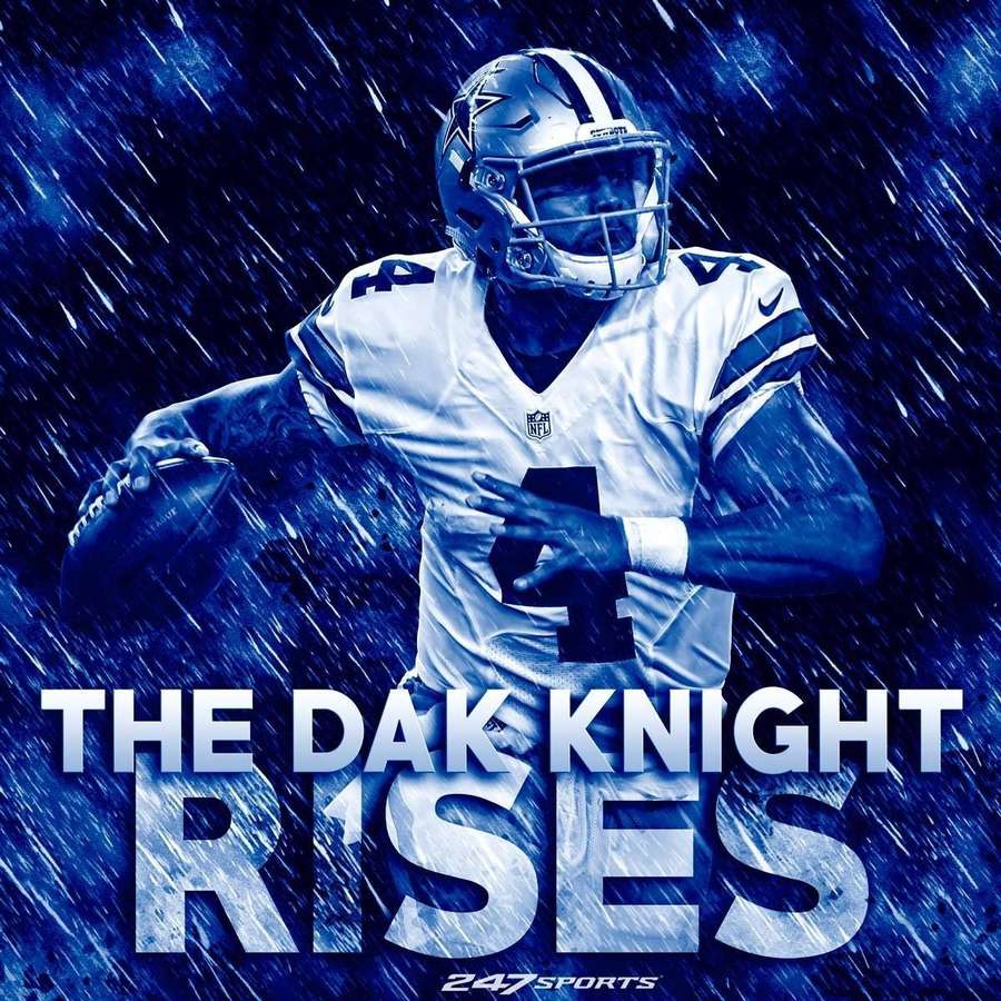 Jugador de fútbol americano bajo la lluvia sosteniendo balón con texto The Dak Knight Rises — Dak Fondos de pantalla