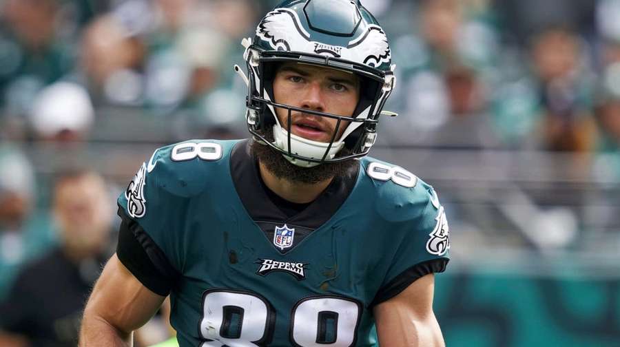 Philadelphia Eagles Footballspieler mit der Nummer 88 in türkiser Uniform während eines Tagespiels. — Dallas Goedert Wallpaper