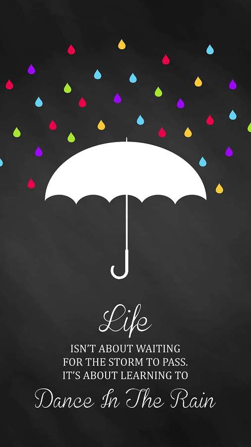 Guarda-chuva branco sob gotas coloridas com citação motivacional em quadro-negro. — Dança da Chuva Papéis de Parede