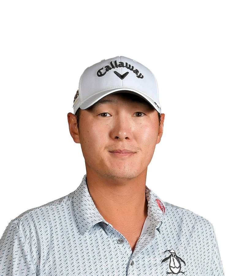 Portrait of a male golfer wearing a white cap and patterned polo shirt. — Danny Lee Wallpaper
