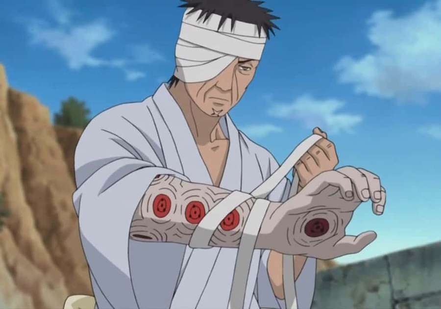 Ninja de anime con tatuajes rojos en los ojos envolviendo su brazo con vendas al aire libre. — Danzo Shimura Fondos de pantalla