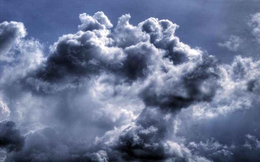 Täta mörka moln med ljusa högdagrar som virvlar på en stormig himmel. — Dark Blue Clouds Bakgrundsbilder