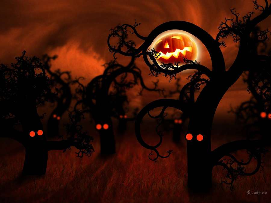 Spökskog med glödande pumpamåne och kusliga träd med röda ögon. — Dark Halloween Bakgrundsbilder
