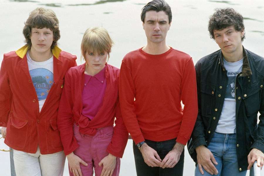 Vier Männer in 1970er Kleidung posieren ernst am Wasser. — David Byrne Bilder