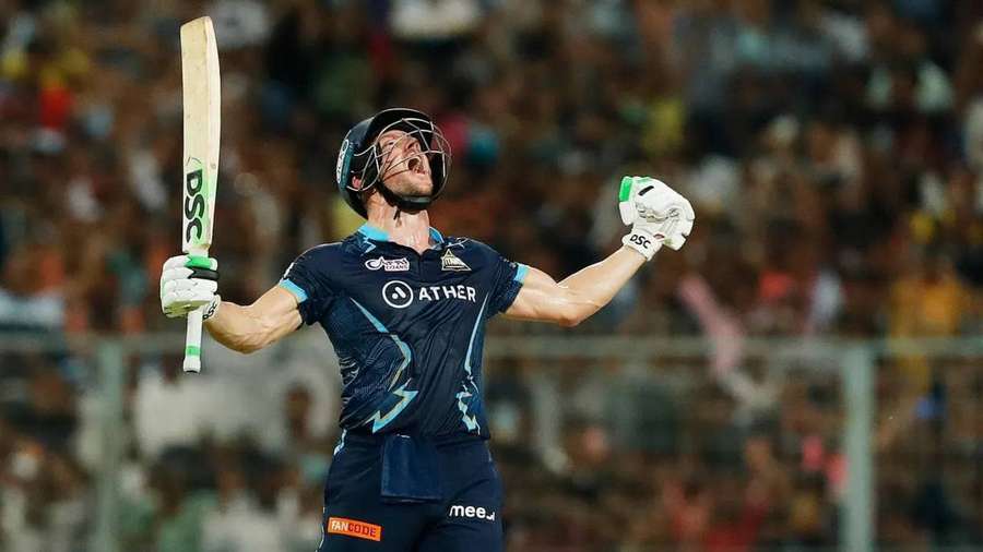 Cricketspieler feiert Sieg mit erhobenem Schläger bei Nachtspiel. — David Miller Wallpaper