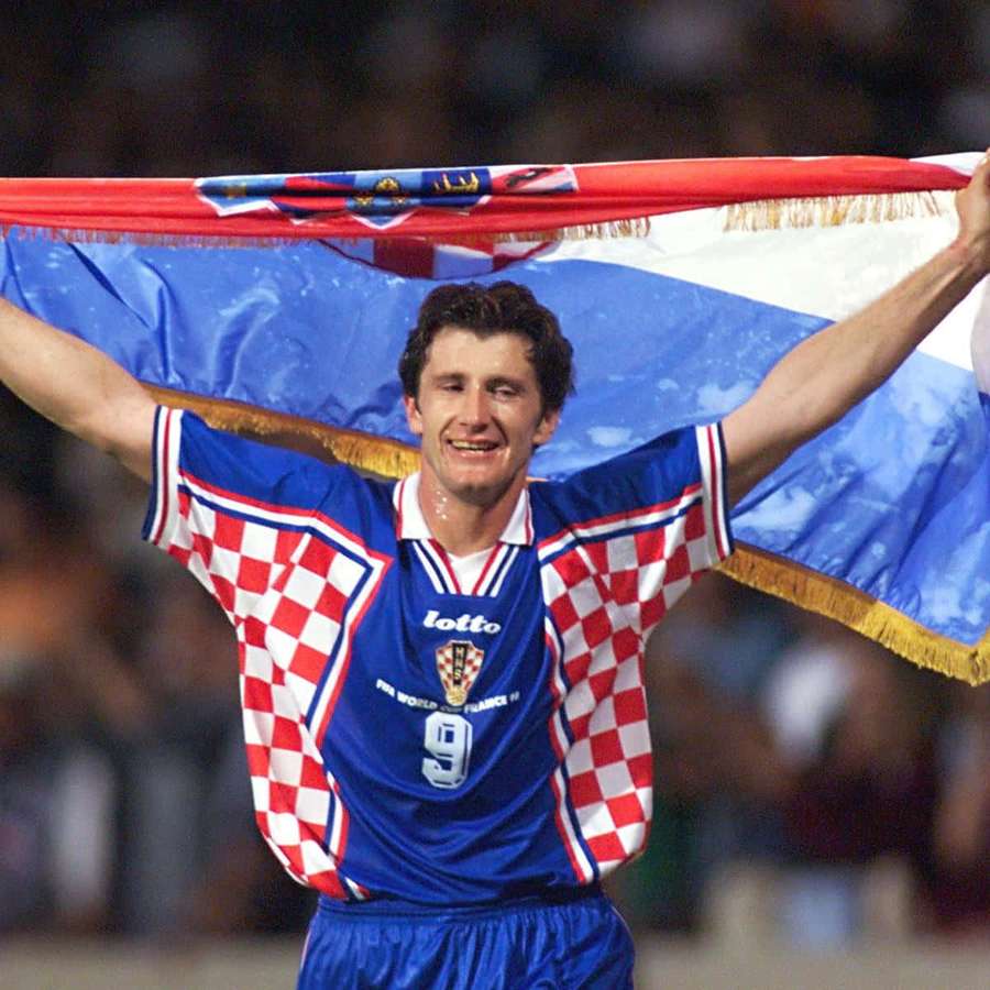 Croatian soccer player celebrating victory holding national flag — Davor Suker Wallpaper