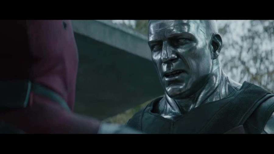 Un hombre con piel metálica plateada y armadura oscura en una escena urbana. — Deadpool y Colossus Fondos de pantalla