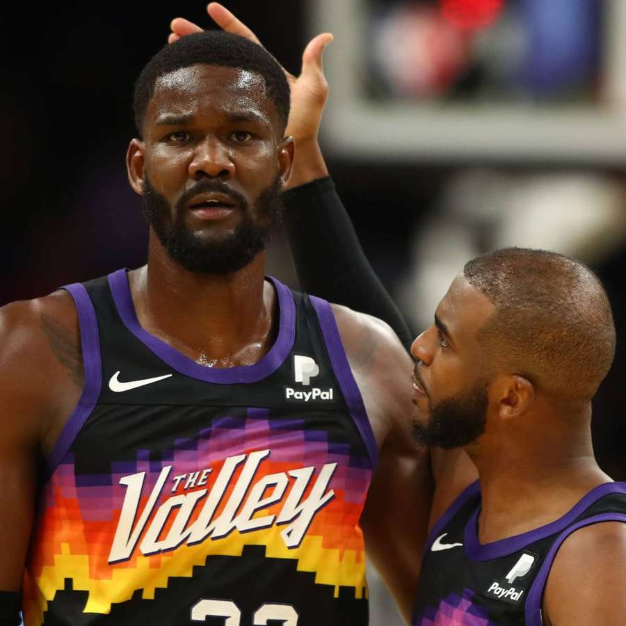 Zwei Basketballspieler in Suns-Trikots während eines Spiels — Deandre Ayton Bilder