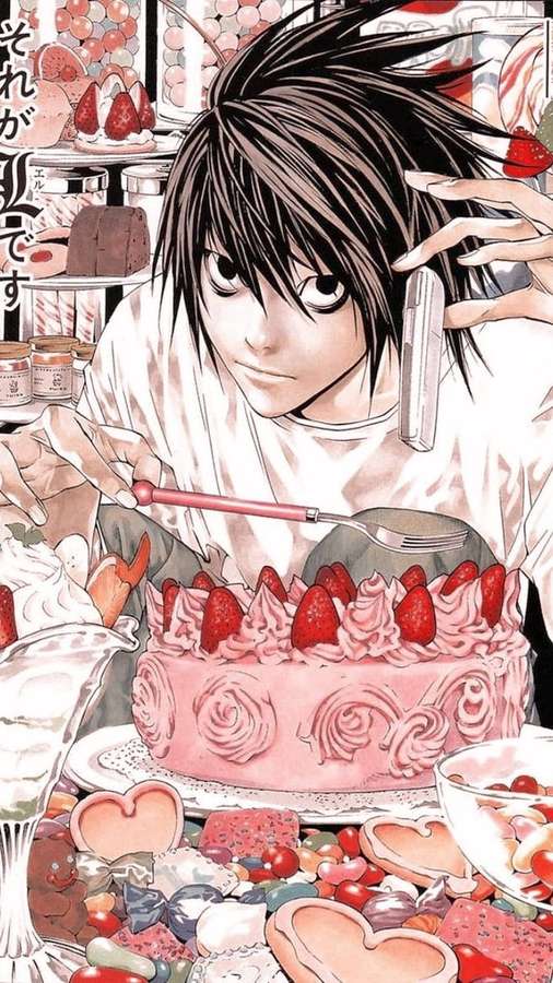 Anime-Charakter schneidet einen rosa Erdbeerkuchen, umgeben von Süßigkeiten und hält ein Telefon. — Death Note Ästhetische Bilder Wallpaper