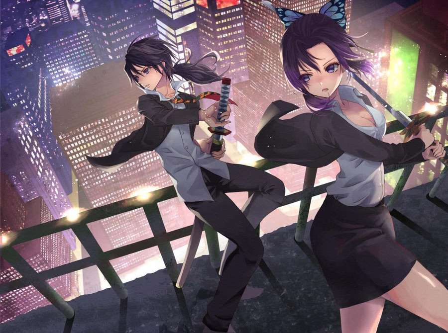 Kaksi anime-tyttöä heiluttamassa miekkoja kaupungin katolla yöllä. — Demon Slayer Joukot Taustakuvat