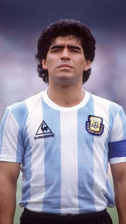 Diego Maradona con la camiseta de fútbol de rayas azules y blancas de Argentina — Deportes Fondos de pantalla