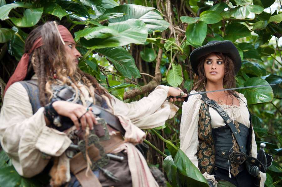Two pirates in jungle swords drawn facing each other — Depp Background