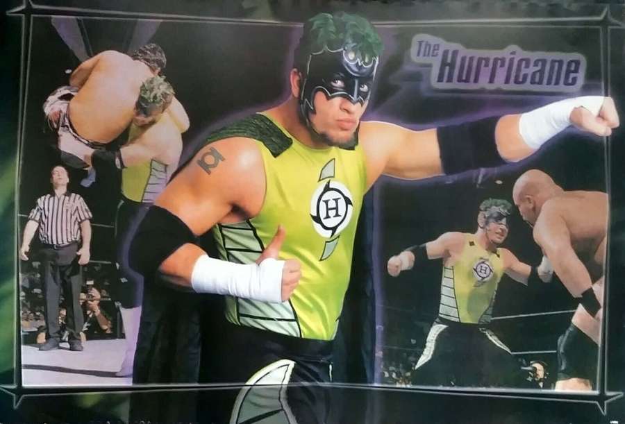 Wrestler The Hurricane in grüner Maske und gelber Hose posiert im Wrestling-Ring. — Der Hurrikan Wallpaper