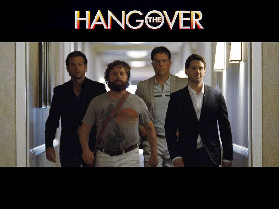 Vier Männer in einem Hotelkorridor aus dem Film The Hangover — Der Kater Wallpaper