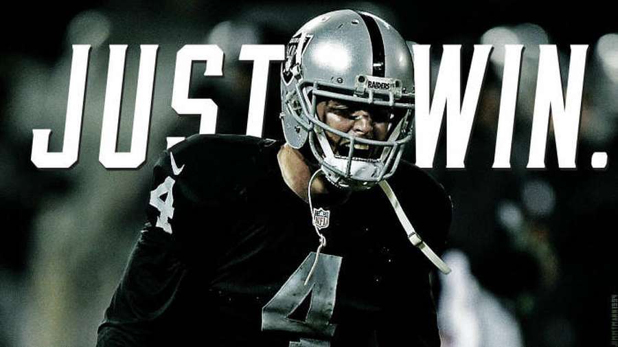 Footballspieler in Raiders-Ausrüstung mit dem Slogan 'JUST WIN.' — Derek Carr Bilder