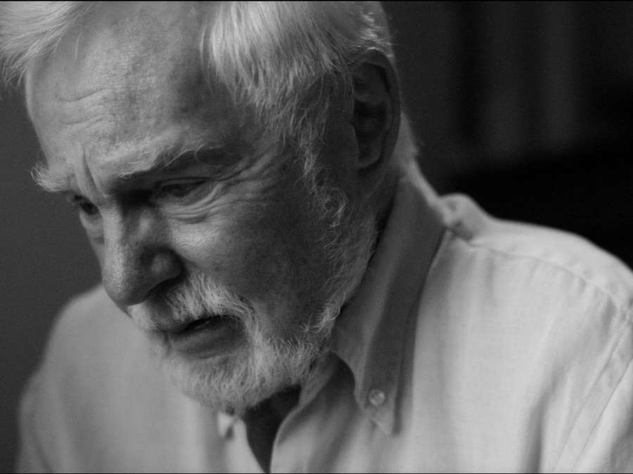 Schwarz-weißes Nahaufnahmeporträt eines älteren Mannes mit weißem Bart, der nach unten blickt. — Derek jacobi Bilder