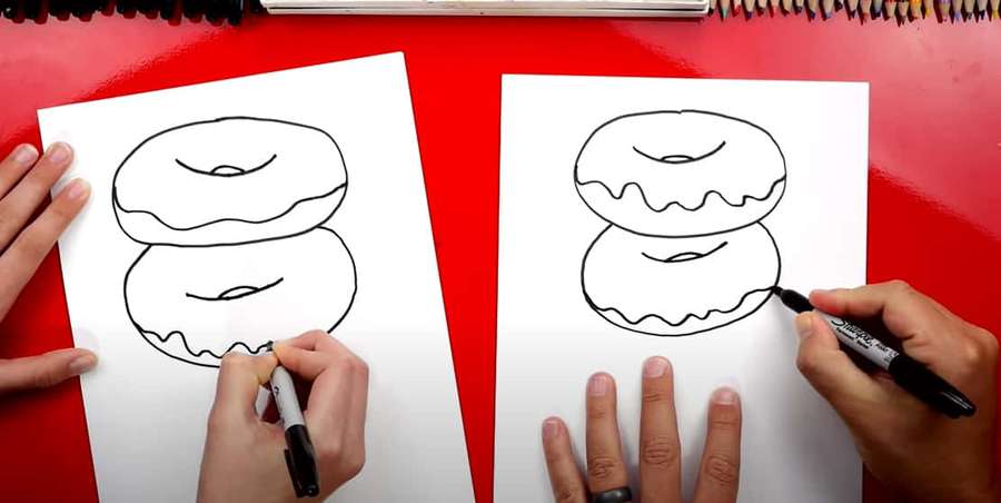 Duas mãos desenhando donuts com marcadores pretos em papel branco. — Desenhar Papéis de Parede