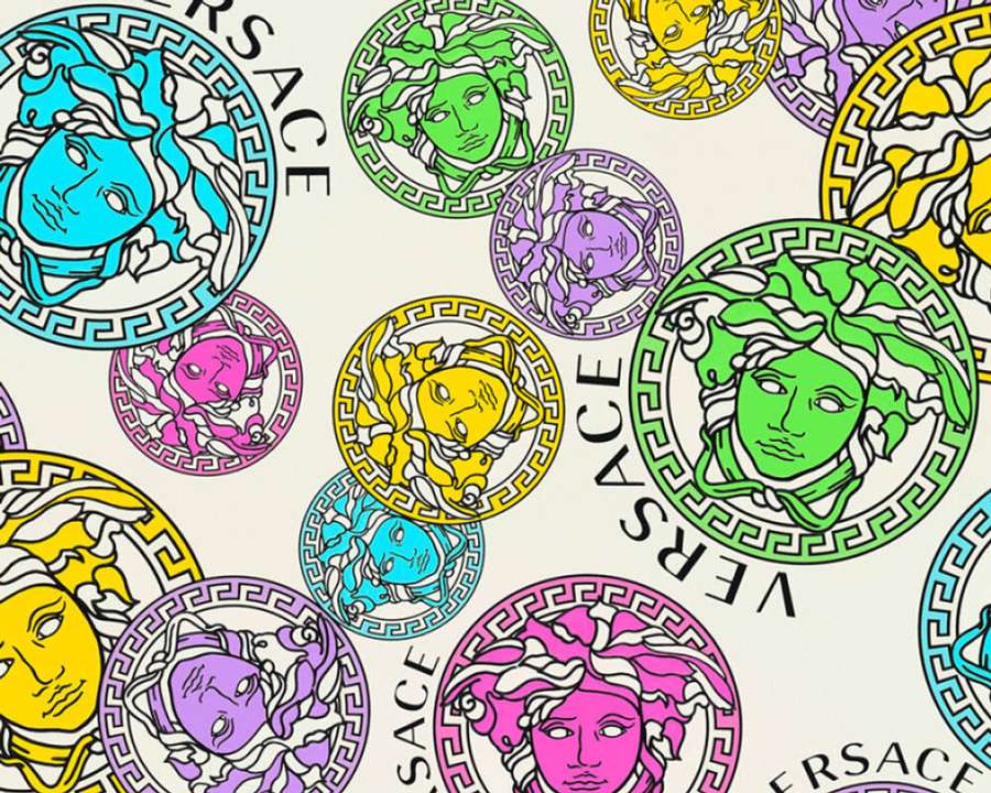 Versace-Logo-Muster mit bunten Medusaköpfen in kreisförmigen Rahmen. — Designer Logo Wallpaper