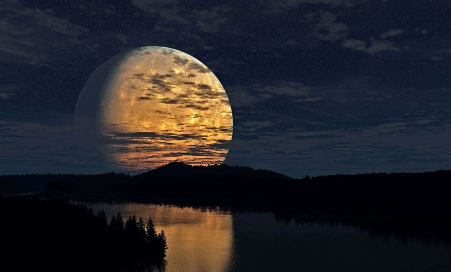 Uma lua gigante e brilhante surge sobre um lago escuro com silhuetas de árvores e céu estrelado. — Desktop Moon Papéis de Parede