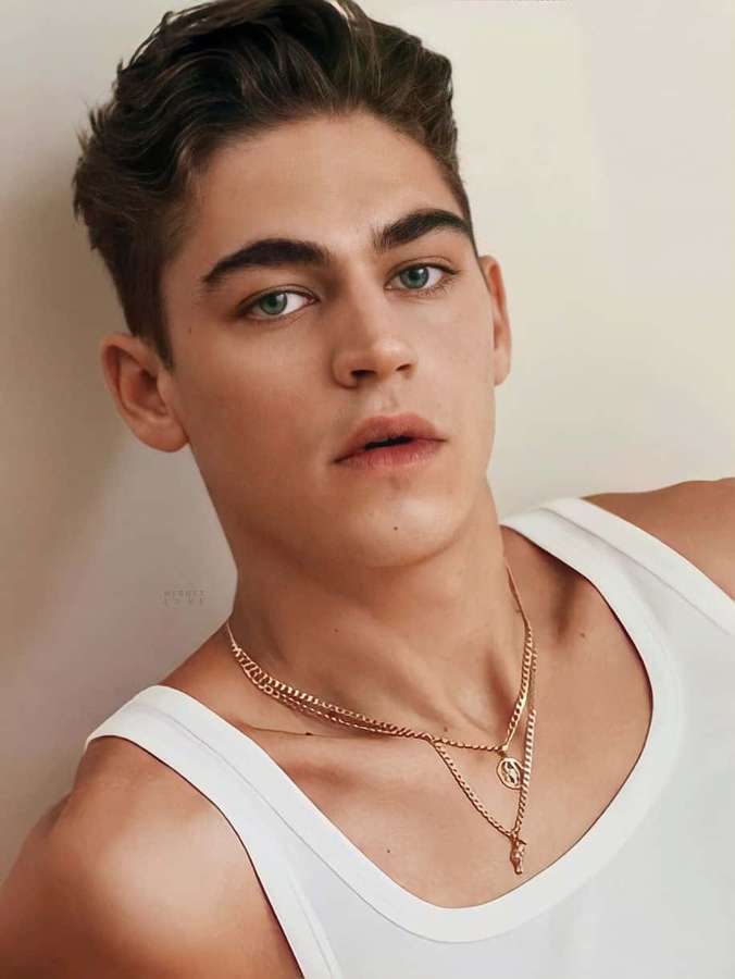 Joven con ojos verdes vistiendo camiseta blanca de tirantes y collares de oro. — Después Fondos de pantalla
