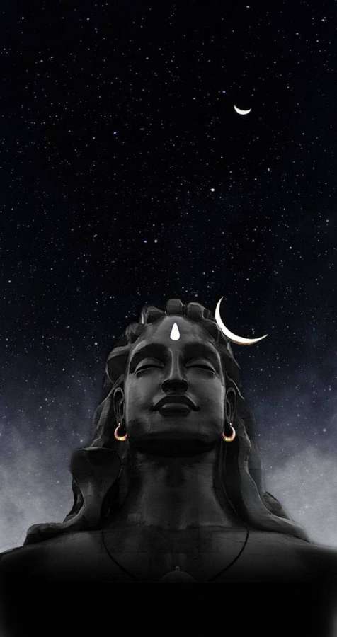 Estátua de pedra de Shiva com coroa de lua crescente sob céu noturno estrelado — Deuses indianos Papéis de Parede