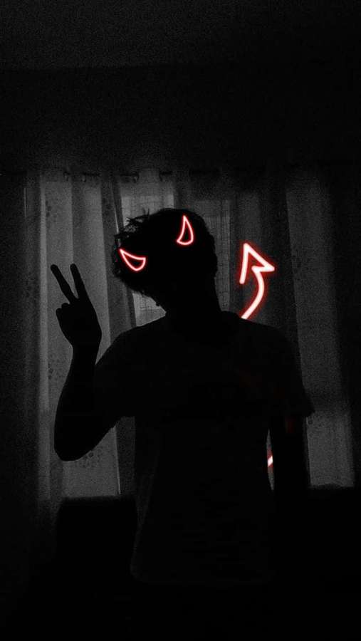 Person in Silhouette mit glühenden roten Teufelshörnern und Neonpfeil in dunklem Raum. — Devil Horns Bilder