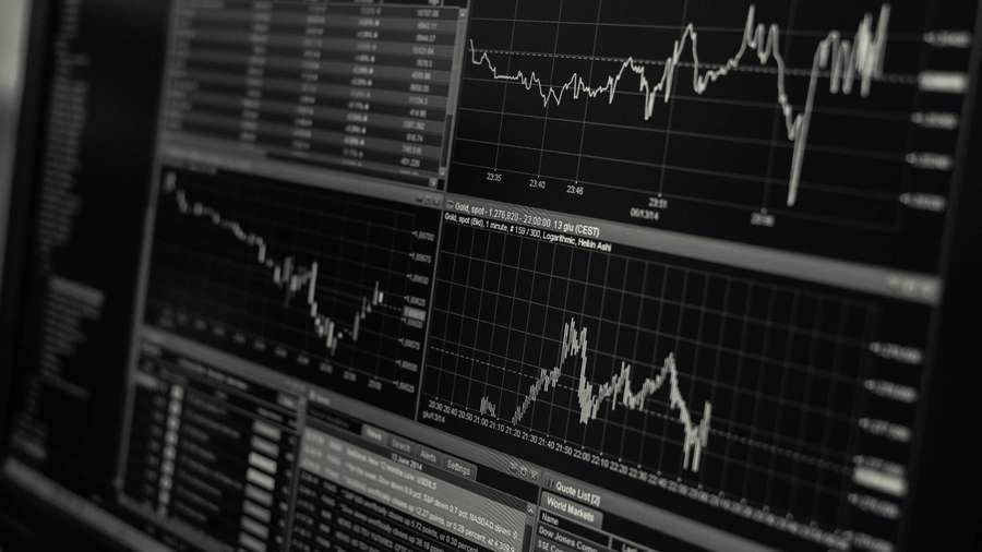 Mehrere Monitore, die Finanzaktienmarktdaten und Diagramme anzeigen. — Devisenmarkt Wallpaper
