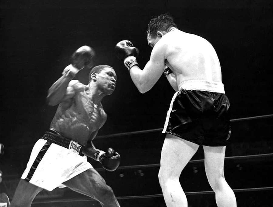 Deux boxeurs dans un ring échangeant des coups lors d'un combat. — Dick Tiger Fonds d'écran