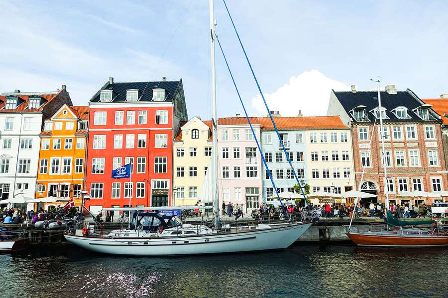 Edifícios coloridos à beira-mar com barcos e pessoas ao longo do canal. — Dinamarca Papéis de Parede