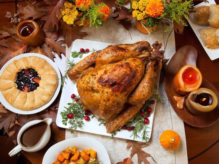 Thanksgiving table with roasted turkey cranberry sauce pumpkin and autumn leaves — Dinner Background