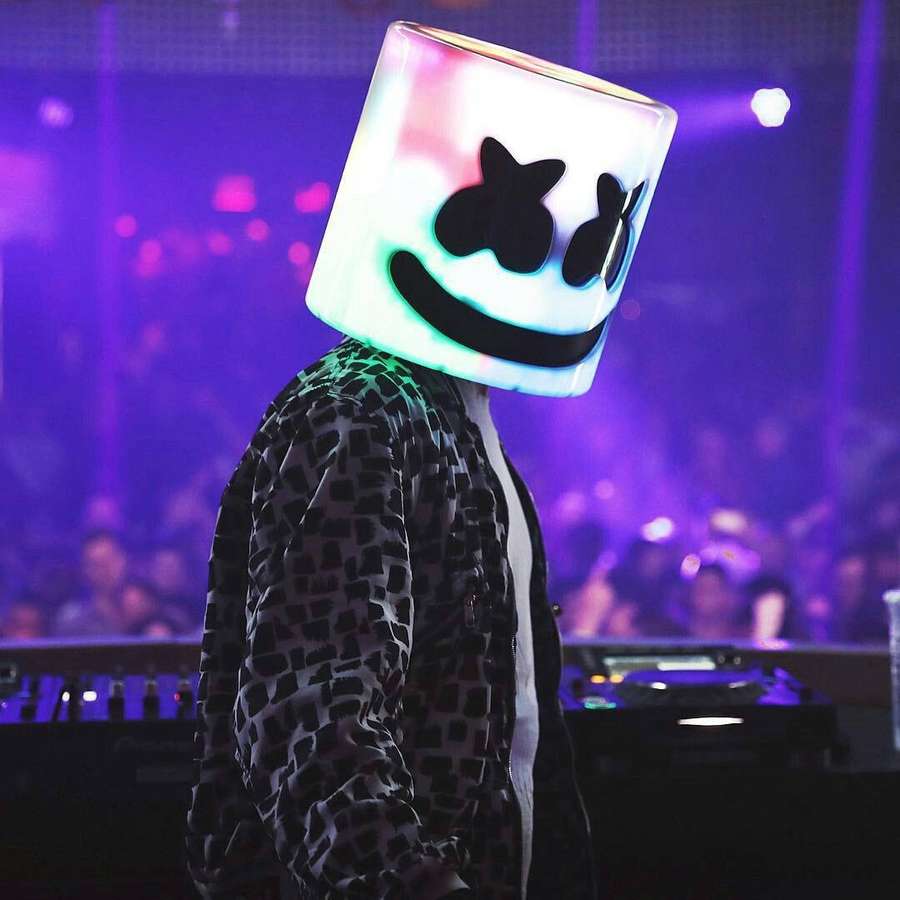 DJ mit leuchtender Würfelmaske bei einem Electronic Music Festival unter lila Lichtern. — Disco Hintergrund Hintergrundbild