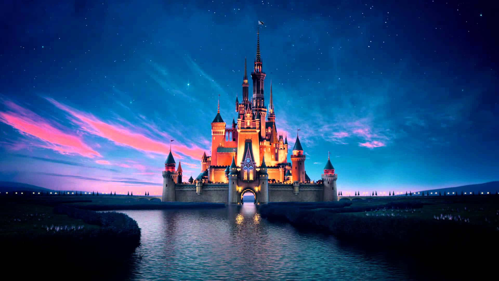 Un castello luminoso riflesso nell'acqua sotto un cielo stellato al crepuscolo. — Disney Sfondi