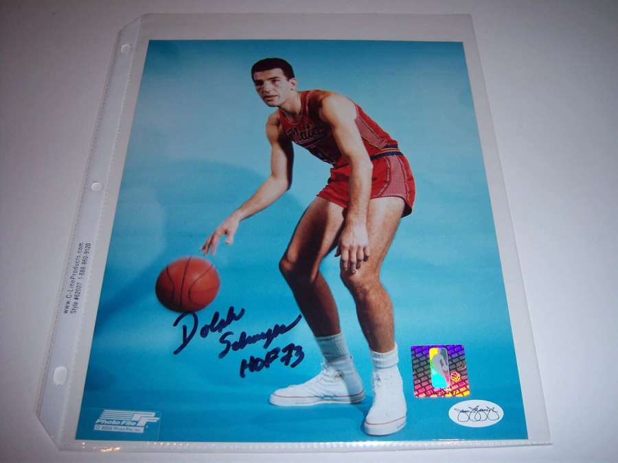 Signeret foto af basketballlegenden Dolph Schayes i rød uniform, der dribler en bold. — Dolf Schayes Billede Wallpapers