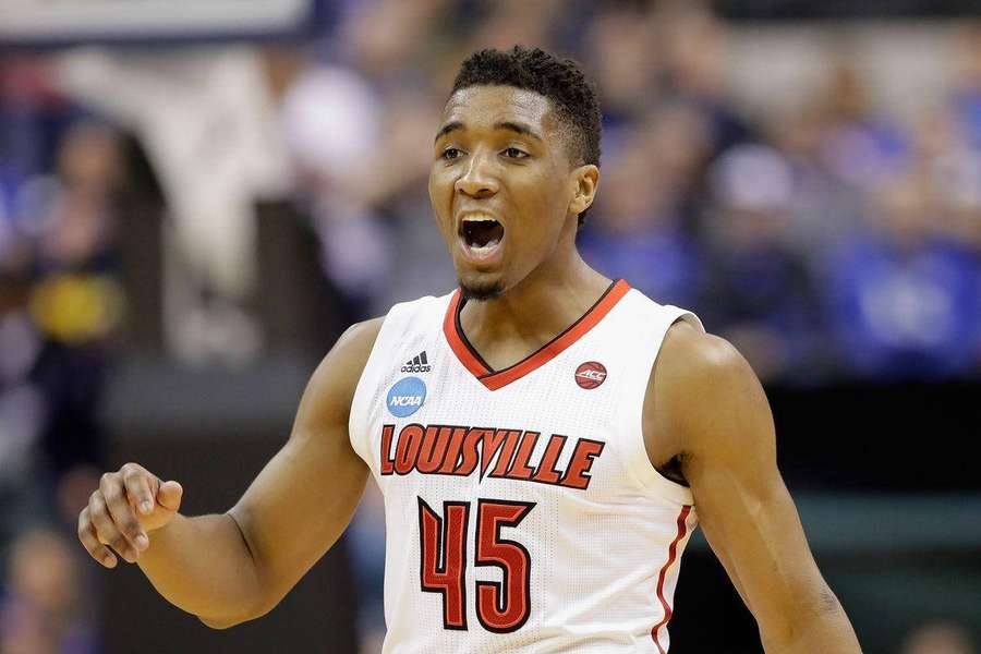 Basketballspieler mit Louisville-Trikot Nummer 45 feiert während eines Spiels. — Donovan Mitchell Wallpaper