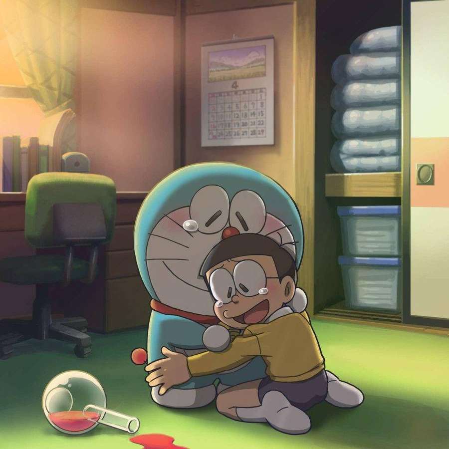 Ein Junge umarmt seinen blauen Roboter-Katzenfreund in einem gemütlichen Raum mit verschütteter roter Flüssigkeit und zerbrochenem Reagenzglas. — Doraemon Bilder