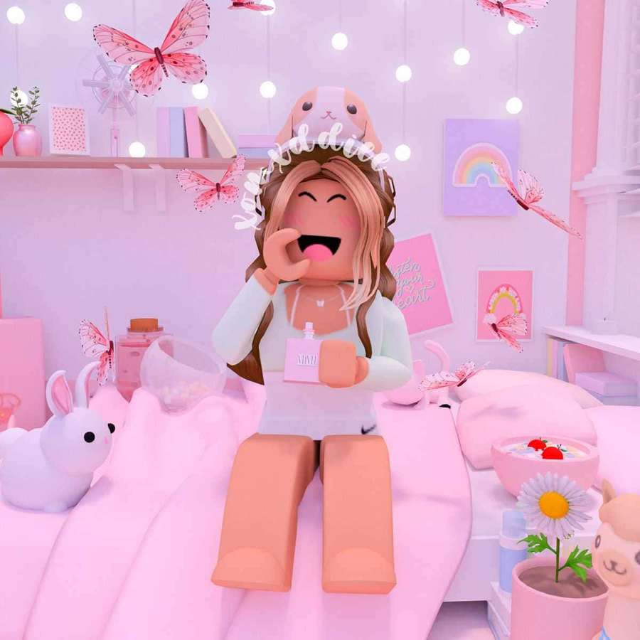 Un avatar de Roblox se ríe en una cama rosa en una habitación pastel caprichosa con mariposas y luces de hadas. — Dormitorio Fondos de pantalla