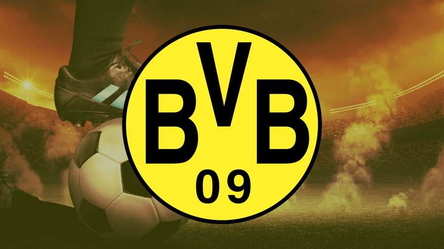 Scarpone da calcio calcia pallone con logo Borussia Dortmund su sfondo stadio infuocato — Dortmund Sfondi